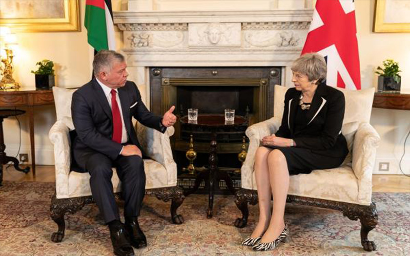 الملك وماي يتفقان على توسيع التعاون