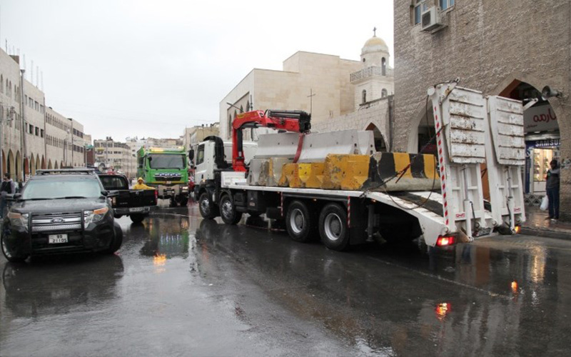 الأمانة تباشر أعمال الصيانة في شارع