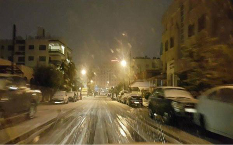 بدء تساقط الثلوج في عمان وعدد