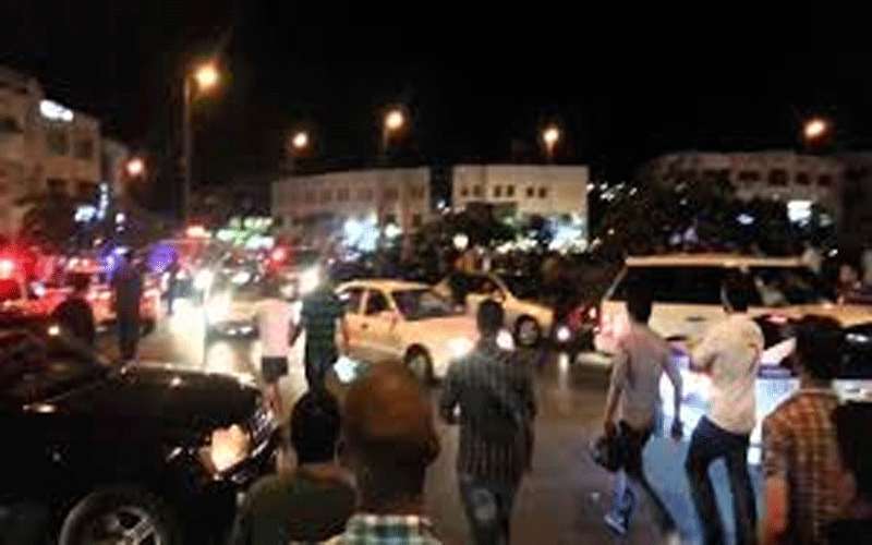 تحطيم 6 مركبات واصابة شخص في