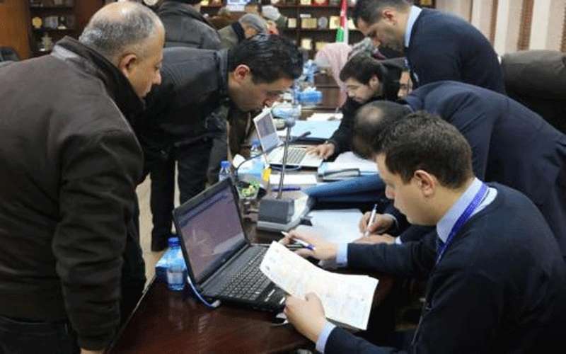 التجار المتضررون من السيول يتوافدون لغرفة