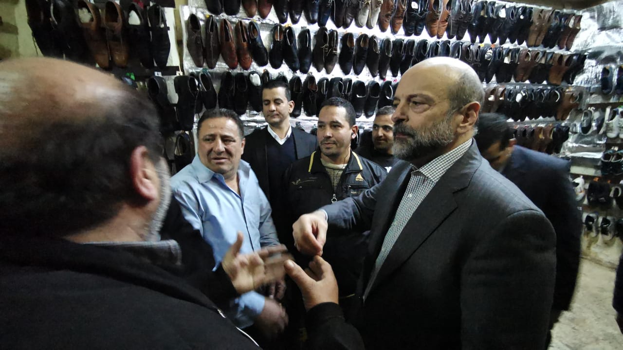بالصور .. الرزاز يتفقد محلات وسط