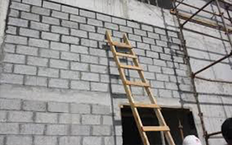 وفاة أربعيني إثر سقوطه من درج