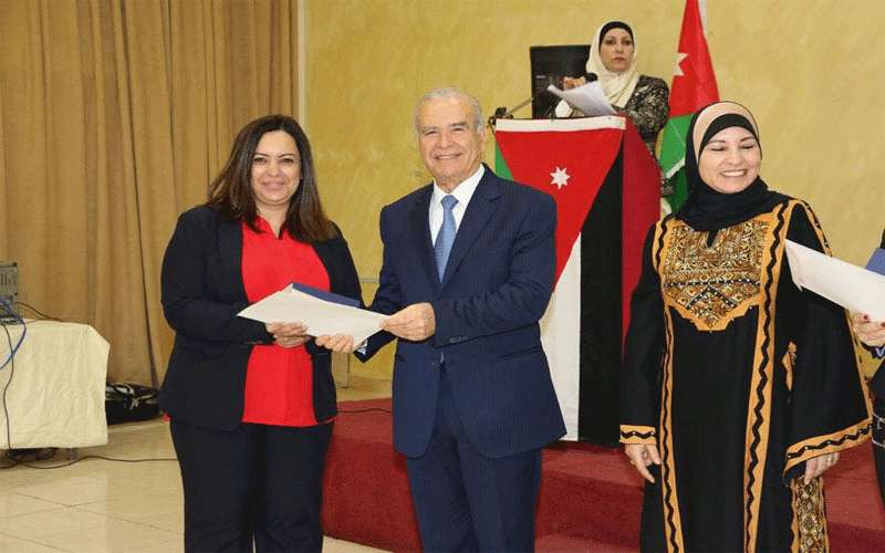 المعاني يكرم عدد من المعلمات والموظفات