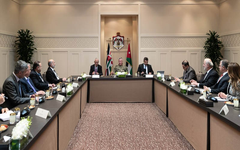 الملك يلتقي سياسيين وإعلاميين .. ماذا
