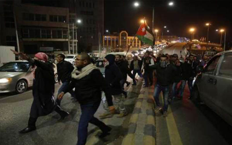 ضغوطات لمنع ايصال طعام للمعتصمين امام