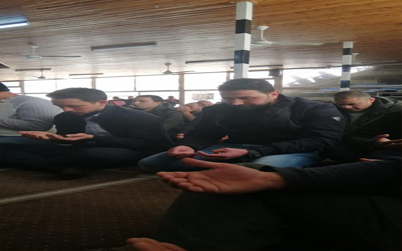 ولي العهد يصلي الجمعة في مسجد