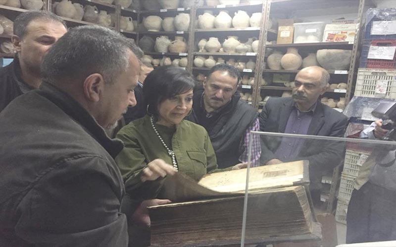 شويكة تعاين القطع الاثرية المسترجعة من