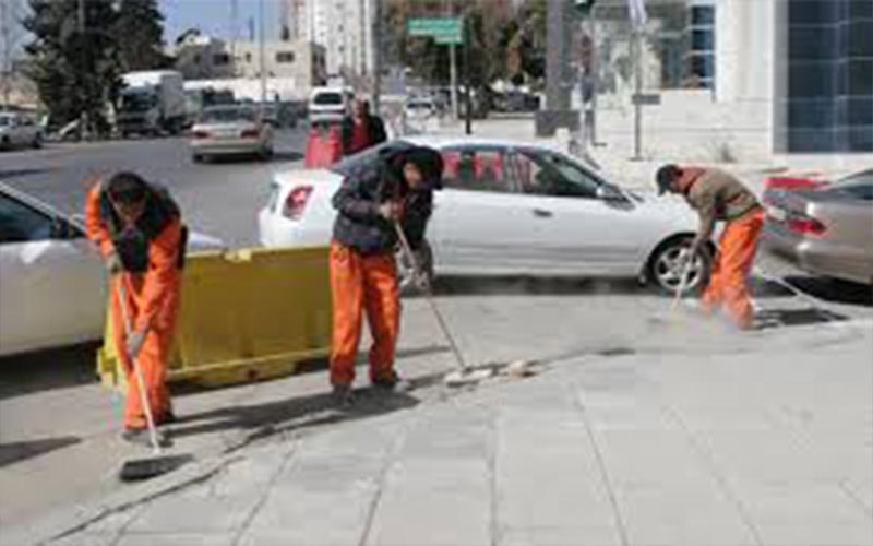 عمان: 3 أشخاص يعتدون على عامل