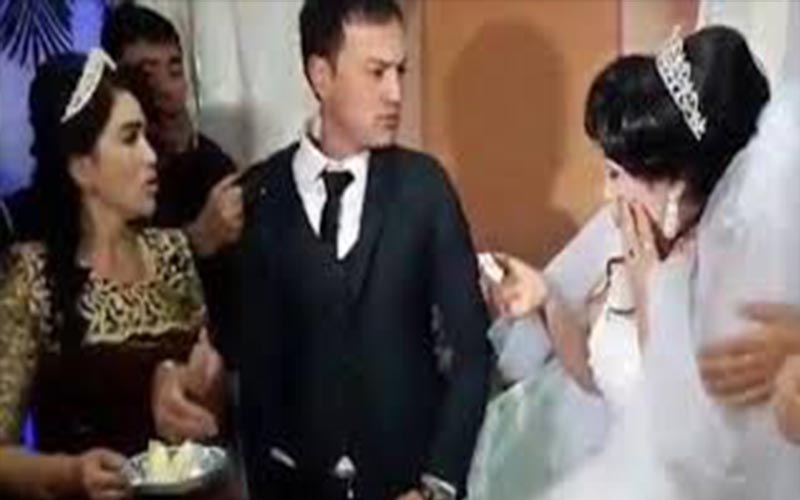 بالفيديو .. شاهد عريس يصفع عروسه