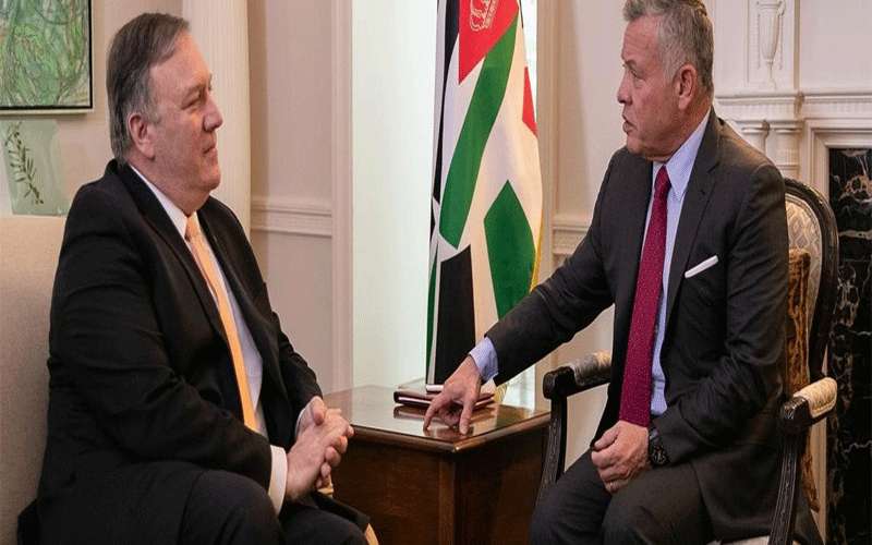 الملك يلتقي وزير الخارجية الأمريكي مايك