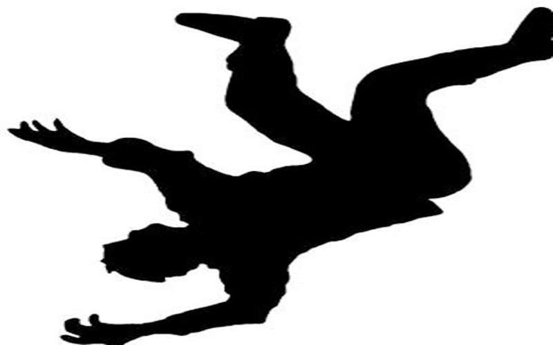 إصابة متعطل عن العمل اثر سقوطه