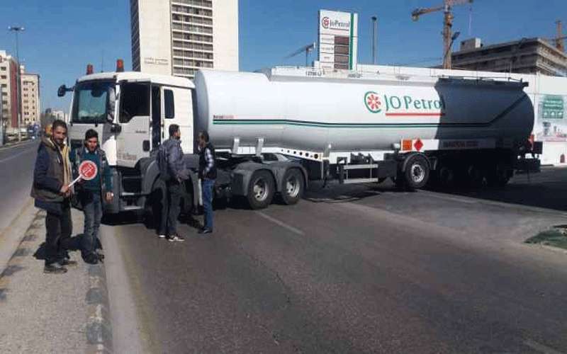 صهريج معطل بعرض الطريق يغلق مخرج