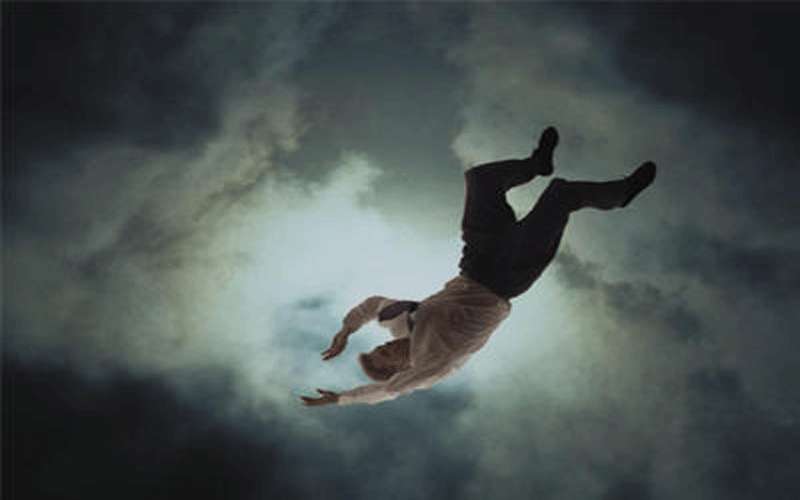 وفاة عشريني سقط عن بناية في