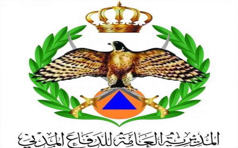 اخماد حريق حافلة ركوب صغيرة على