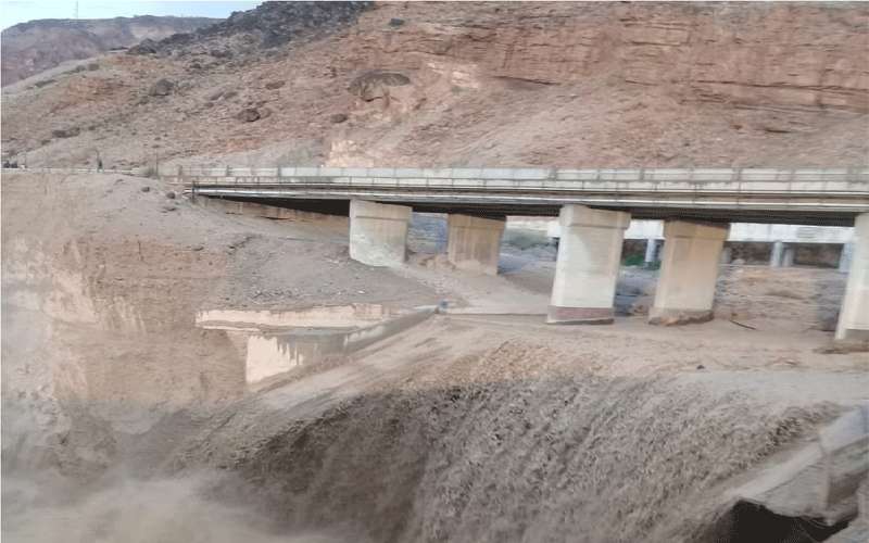 بالصور .. انهيارات في الساتر الترابي