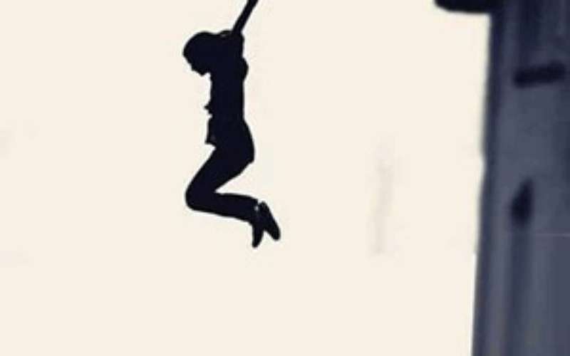 وافد سوادني يهدد بالإنتحار من فوق