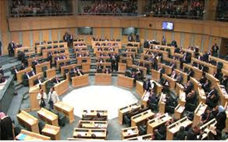 نائب يفقد حذائه اثناء طوشة النائبين