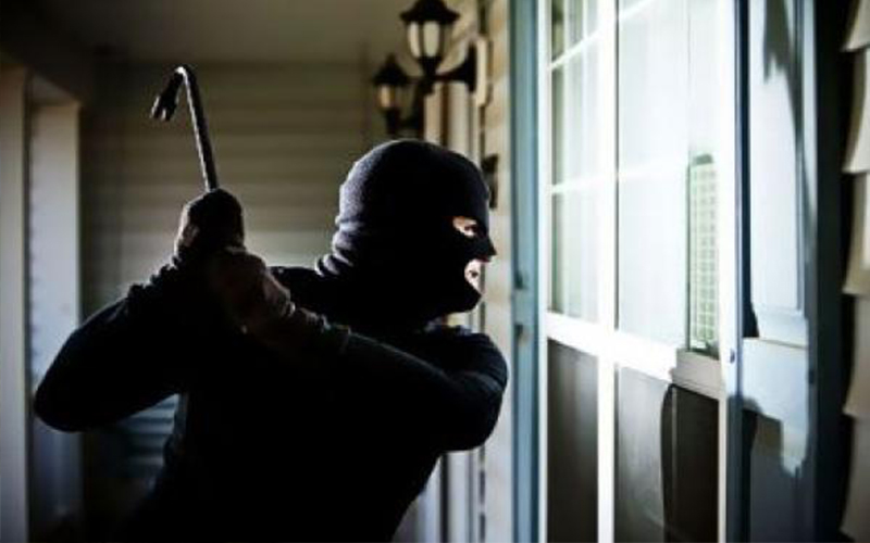 الاشغال الشاقة لـ 3 متهمين سرقوا