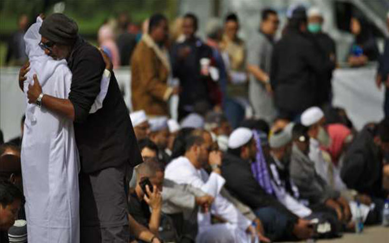 بالتزامن مع تشييع جنازة ضحايا المسجدين..