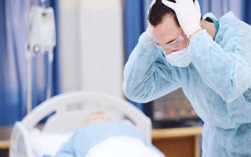 أعضاء لجان قانون المسؤولية الطبية يؤدون