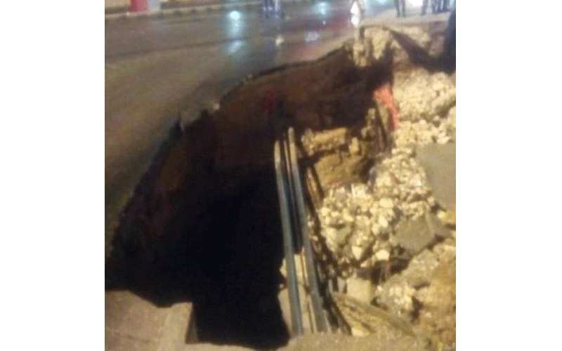 انهيار بشارع جسر النشا (صور)