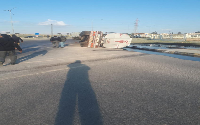 بالصور .. اصابة شخص بتدهور صهريج