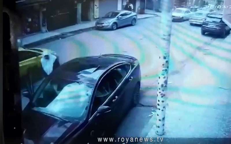 بالفيديو .. مركبة تدهس سيدتين اثناء