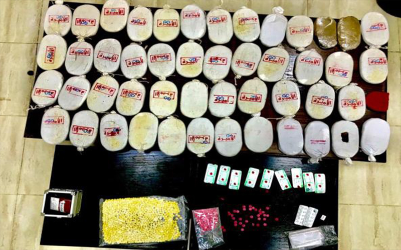 القبض على مروجي مخدرات بحوزتهما 50