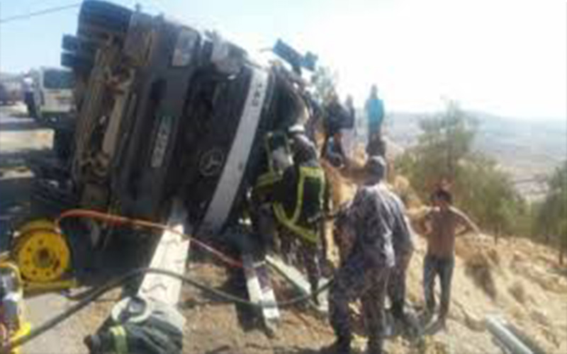 وفاة بحادث تدهور تريلا على الطريق