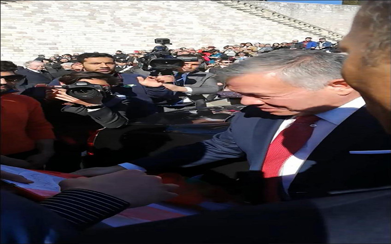 الملك يترجل من مركبته لمقابلة شابين