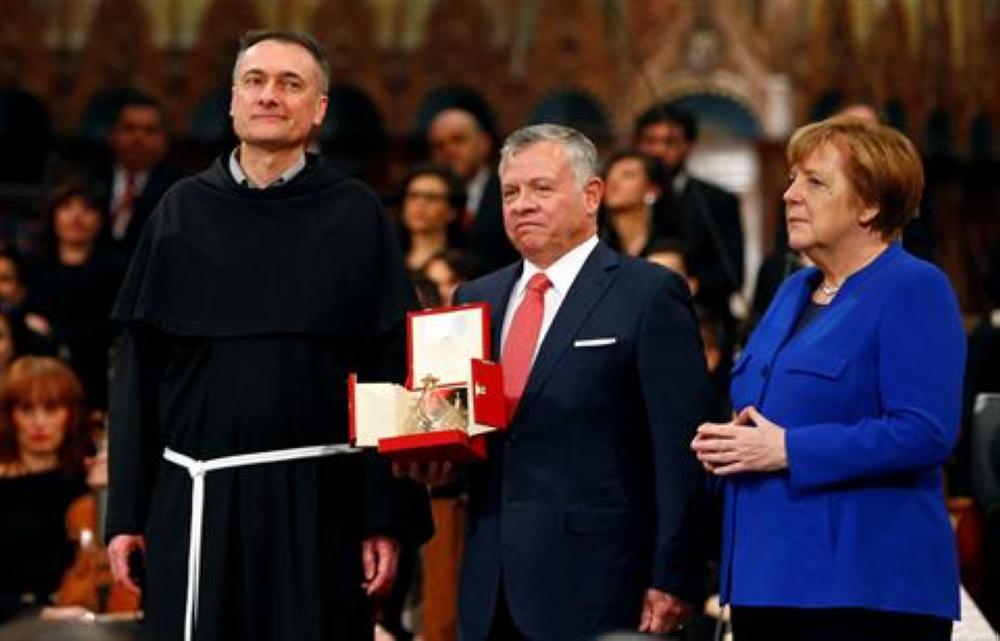 الملك يوقع على علم السلام في