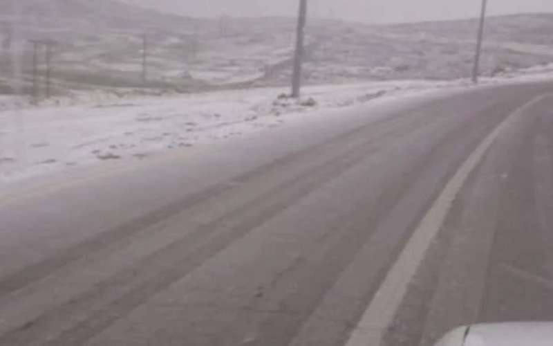 بدء تساقط زخات من الثلج على