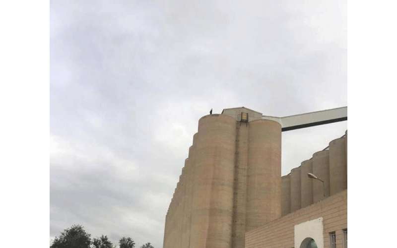 مواطن يهدد بالانتحار من اعلى صوامع
