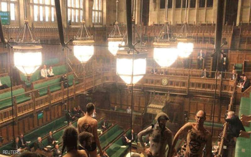 احتجاجات عارية في قلب البرلمان البريطاني