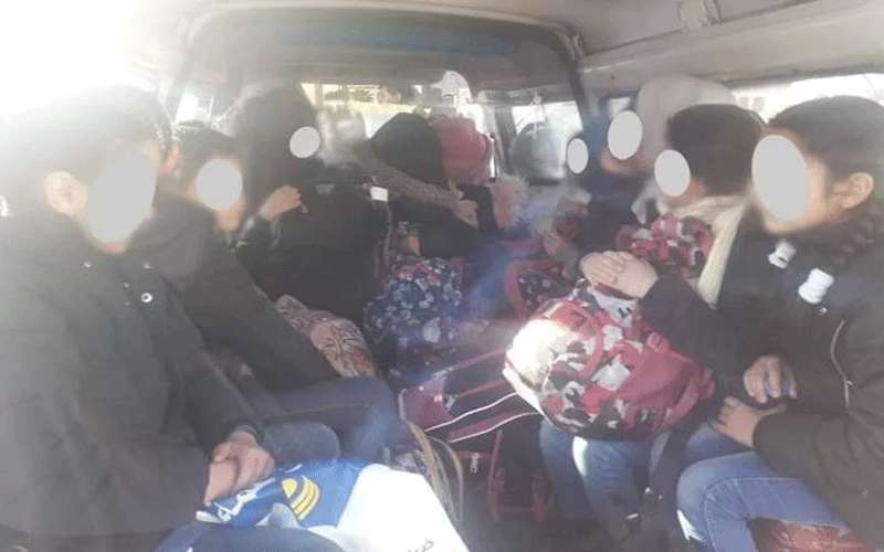 ضبط باص حمل 22 راكبا زائدا