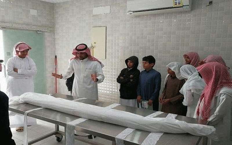 معلم سعودي يشرح لطلاب الصف الأول