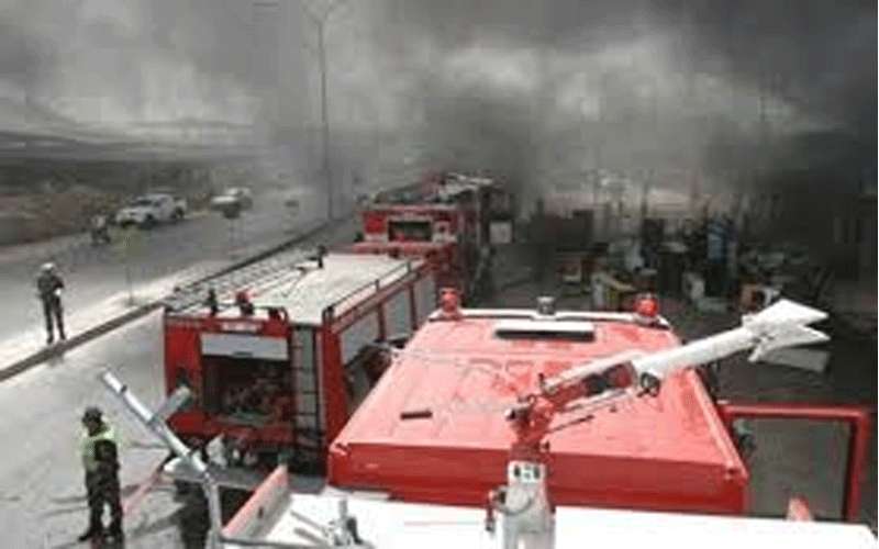 اخماد حريق بمبنى قيد الإنشاء في