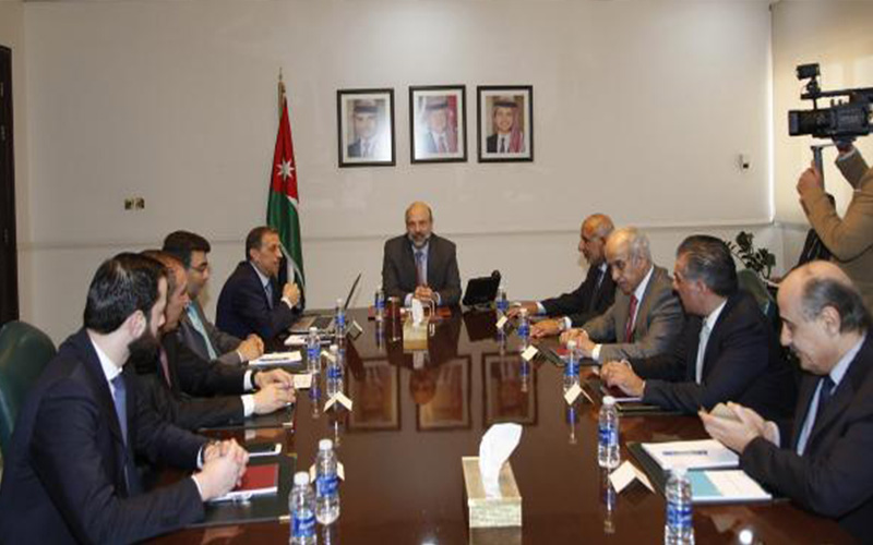 الرزاز: الحكومة مستعدة لحل المعيقات التي