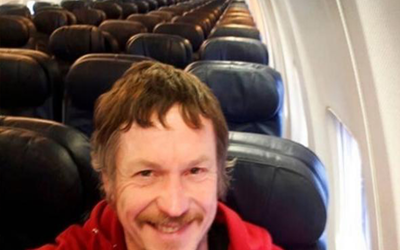 وحيد على متن طائرة تجارية ..