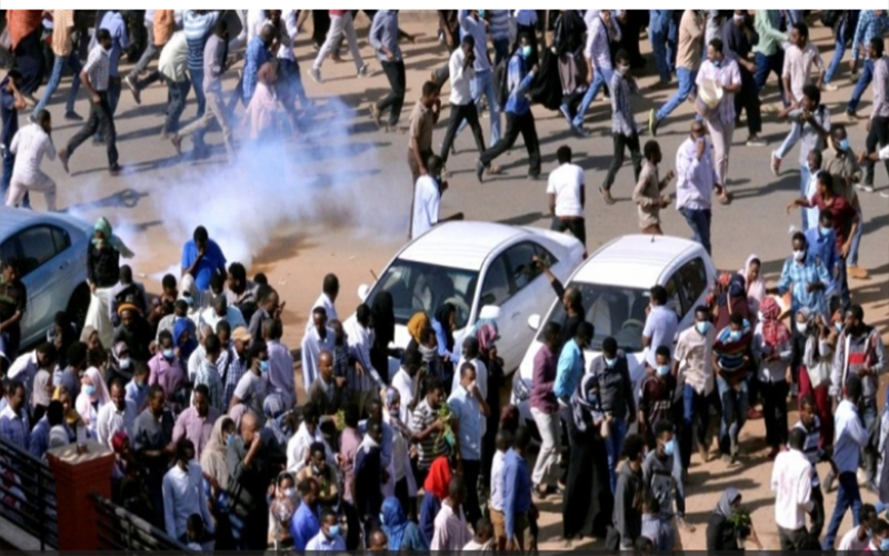 الشرطة السودانية تطلق الغاز المسيل للدموع