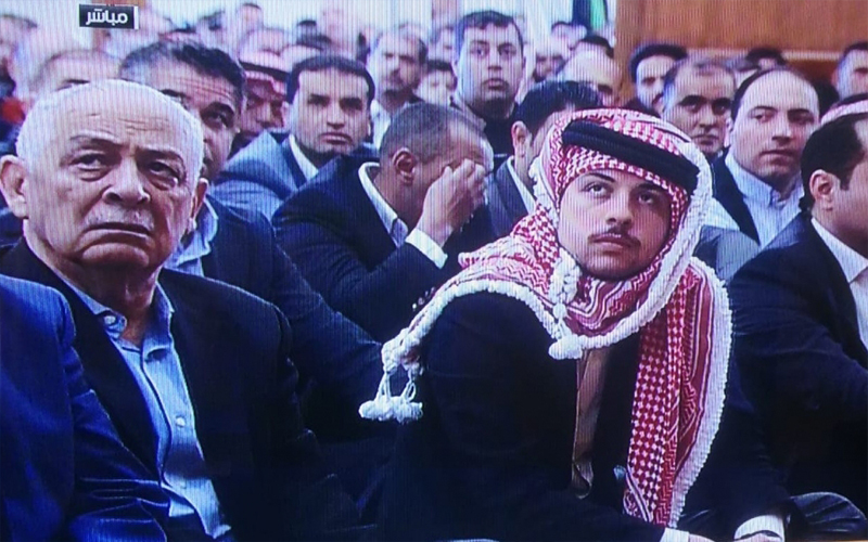 ولي العهد يؤدي صلاة الجمعة في