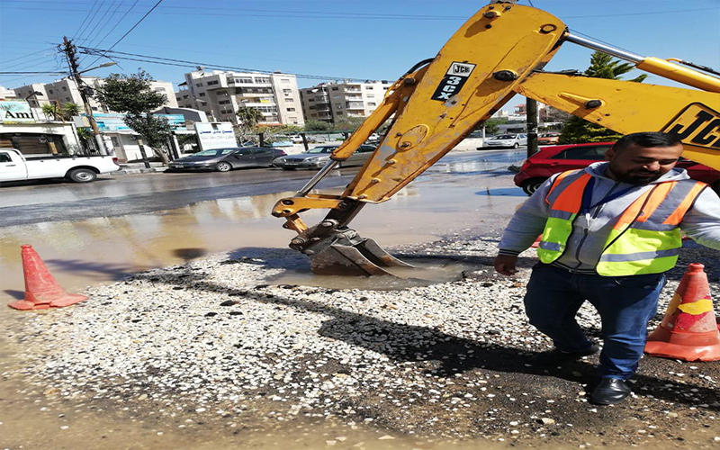 المياه تعالج كسر خط رئيسي بالجاردنز