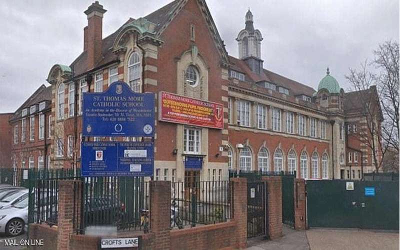 مدرس ثانوي في لندن.. لا يقرأ