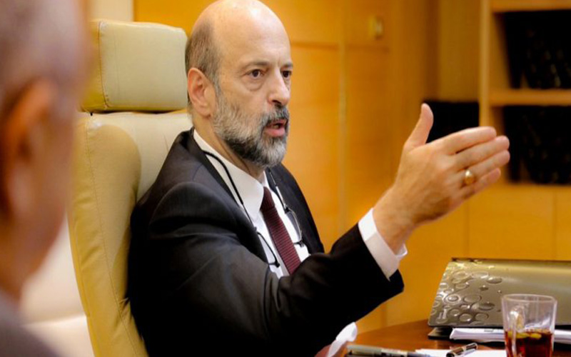 الرزاز يرفض مقترحا جديدا لفرض ضرائب