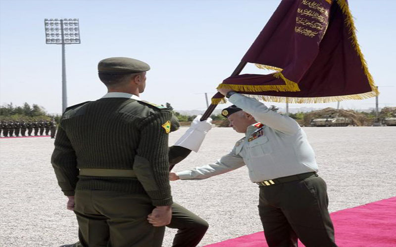 الملك يسلم علم القائد الأعلى لكتيبة