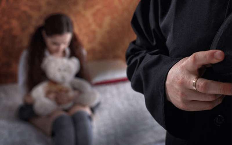 أب يهتك عرض طفلته في الزرقاء