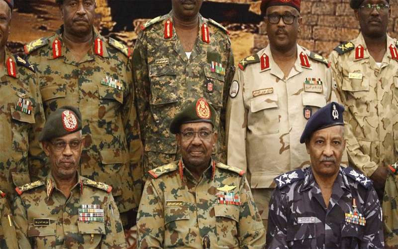 بيان عسكري مرتقب وأنباء عن تنحي