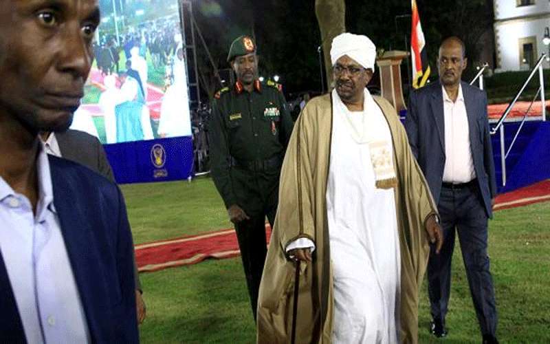 موظفو السفارة السودانية في الكويت يحطمون