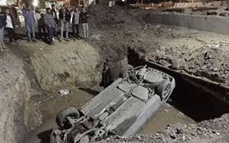 سقوط سيارة داخل عبارة مياه على